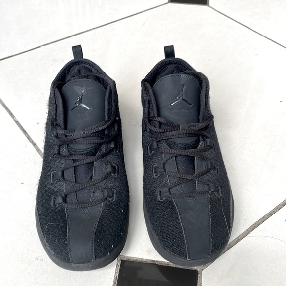 Jordan Reveal 'Triple Black' is a mid-cut sneaker Size 3 fair preowned condition - Picture 1 of 5